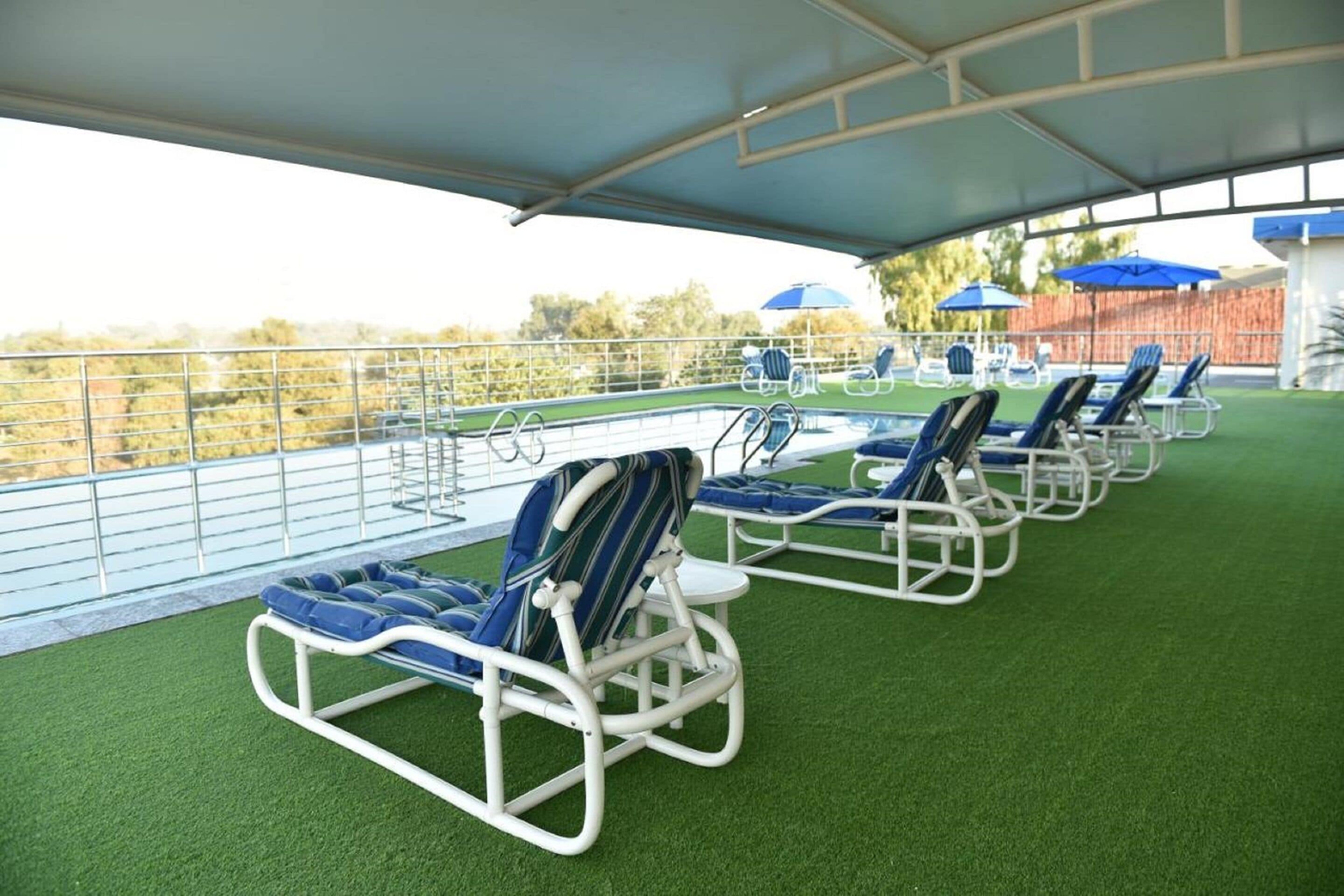 Piscine extérieure, chaises longues