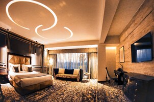 Habitación Business, 1 cama doble, no fumadores (with Extra Bed) | Minibar, caja fuerte, decoración individual y escritorio