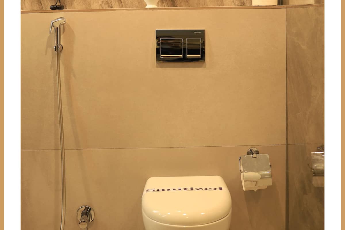 Regendusche, kostenlose Toilettenartikel, BademÀntel, Hausschuhe