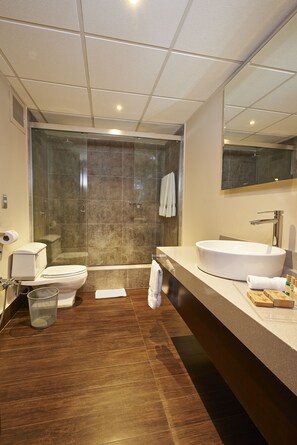A modern bathroom with a glass-enclosed shower, a white sink, and a toilet. - Sol de Oro Hotel & Suites (Lima)