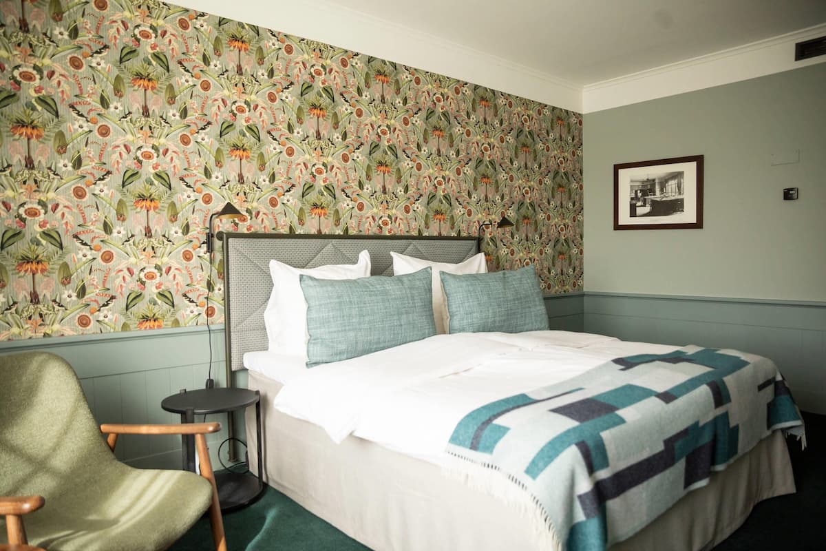 Superior Room, 2 Single Beds | Iron/ironing board, cots/infant beds, bed sheets, alarm clocks