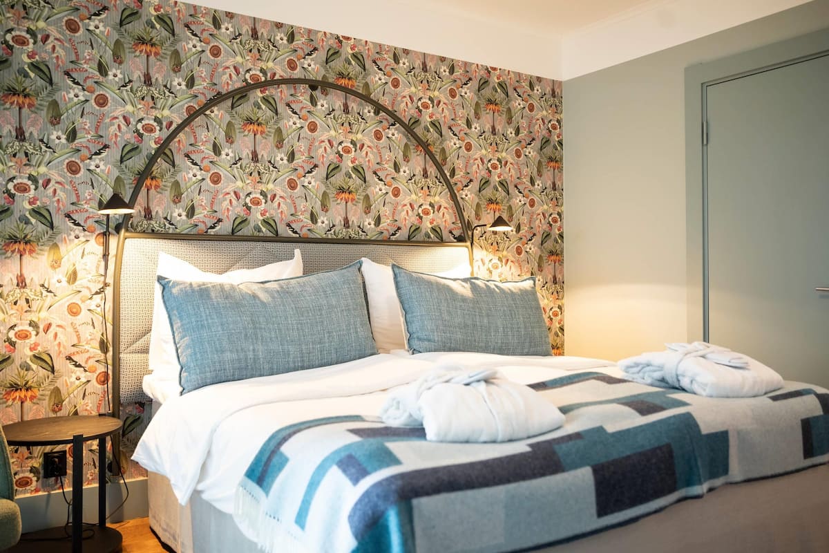 iron/ironing board, cots/infant beds, bed sheets, alarm clocks