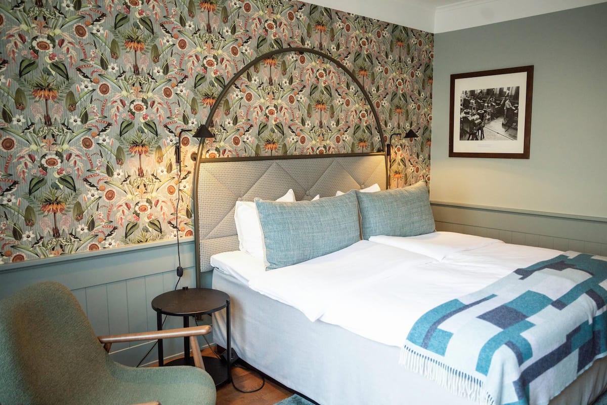Standard Room, 2 Single Beds | Iron/ironing board, cots/infant beds, bed sheets, alarm clocks