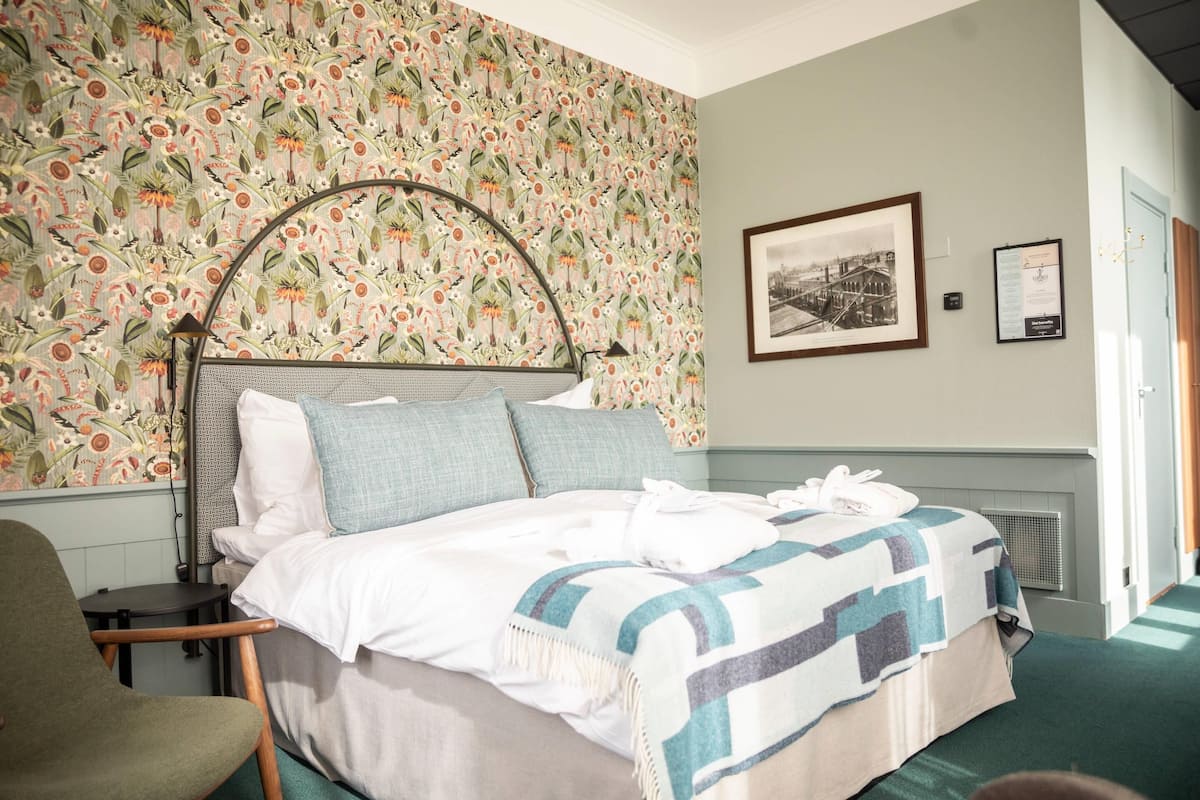 Deluxe Double Room, Non Smoking | Iron/ironing board, cots/infant beds, bed sheets, alarm clocks