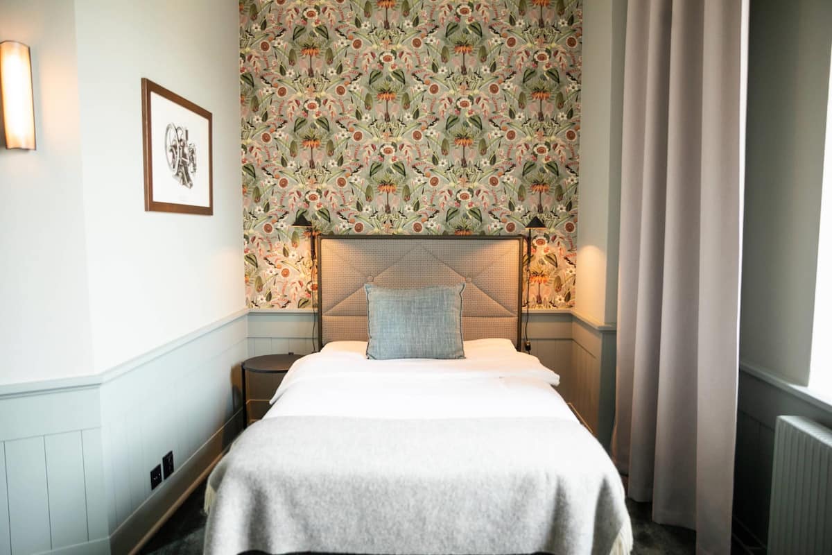 Single Room (Compact) | Iron/ironing board, cots/infant beds, bed sheets, alarm clocks