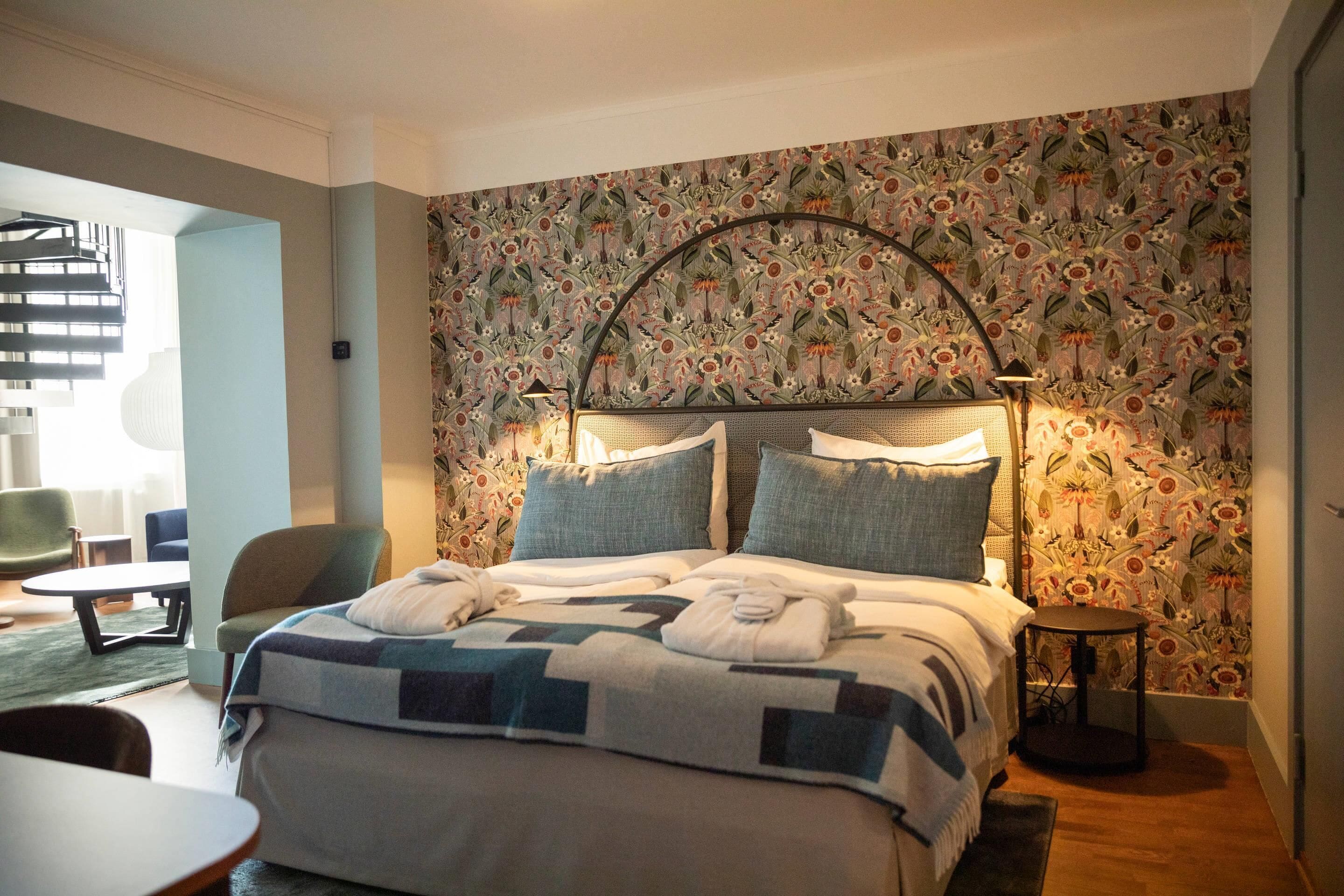 Tabla de planchar con plancha, cunas, ropa de cama y despertador 