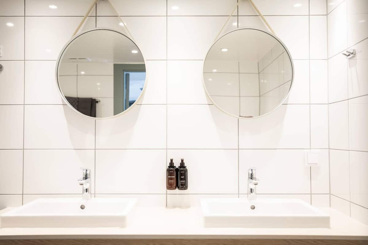 iron/ironing board, cots/infant beds, bed sheets, alarm clocks