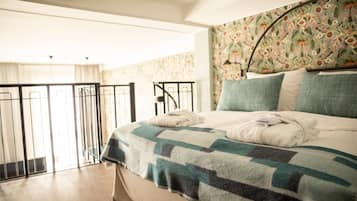 Strykjärn/strykbräda, barnsängar, sängkläder och väckarklockor