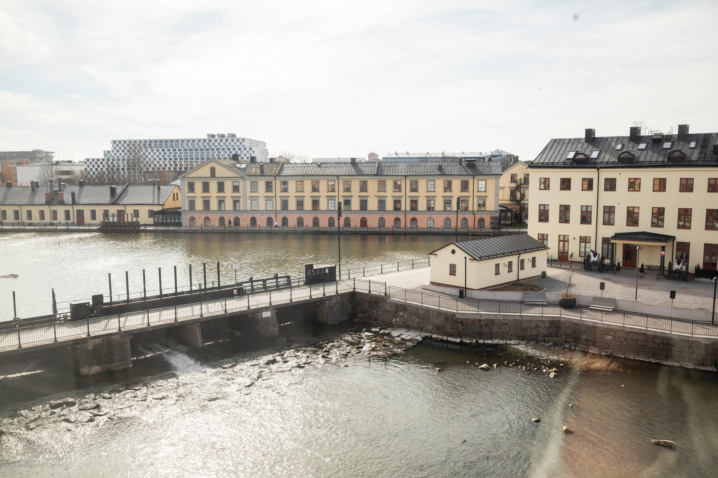 deluxe double room, non smoking | iron/ironing board, cots/infant beds, bed sheets, alarm clocks