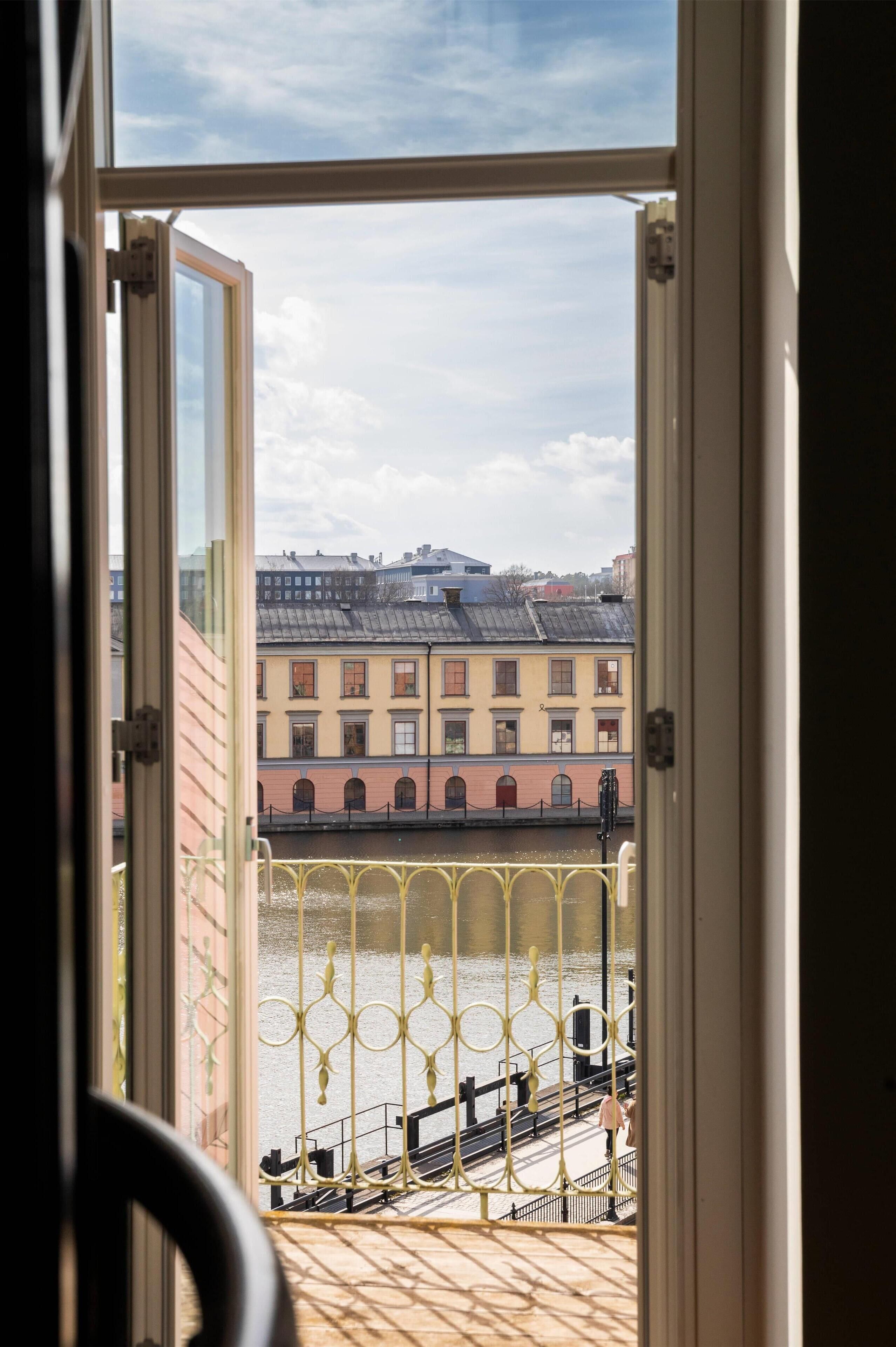 iron/ironing board, cots/infant beds, bed sheets, alarm clocks