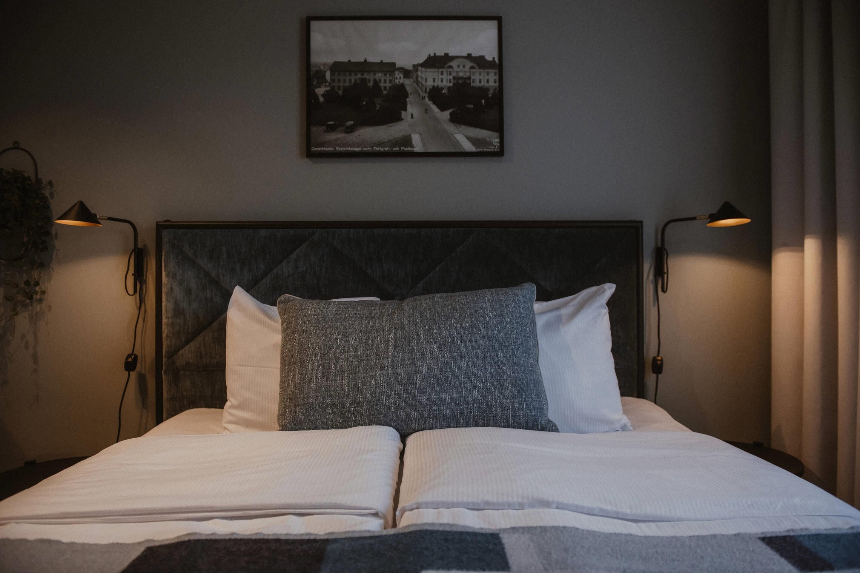 Standard Double Room, Non Smoking | Meja, ruang kerja komputer riba, seterika/papan seterika, Wi-fi 