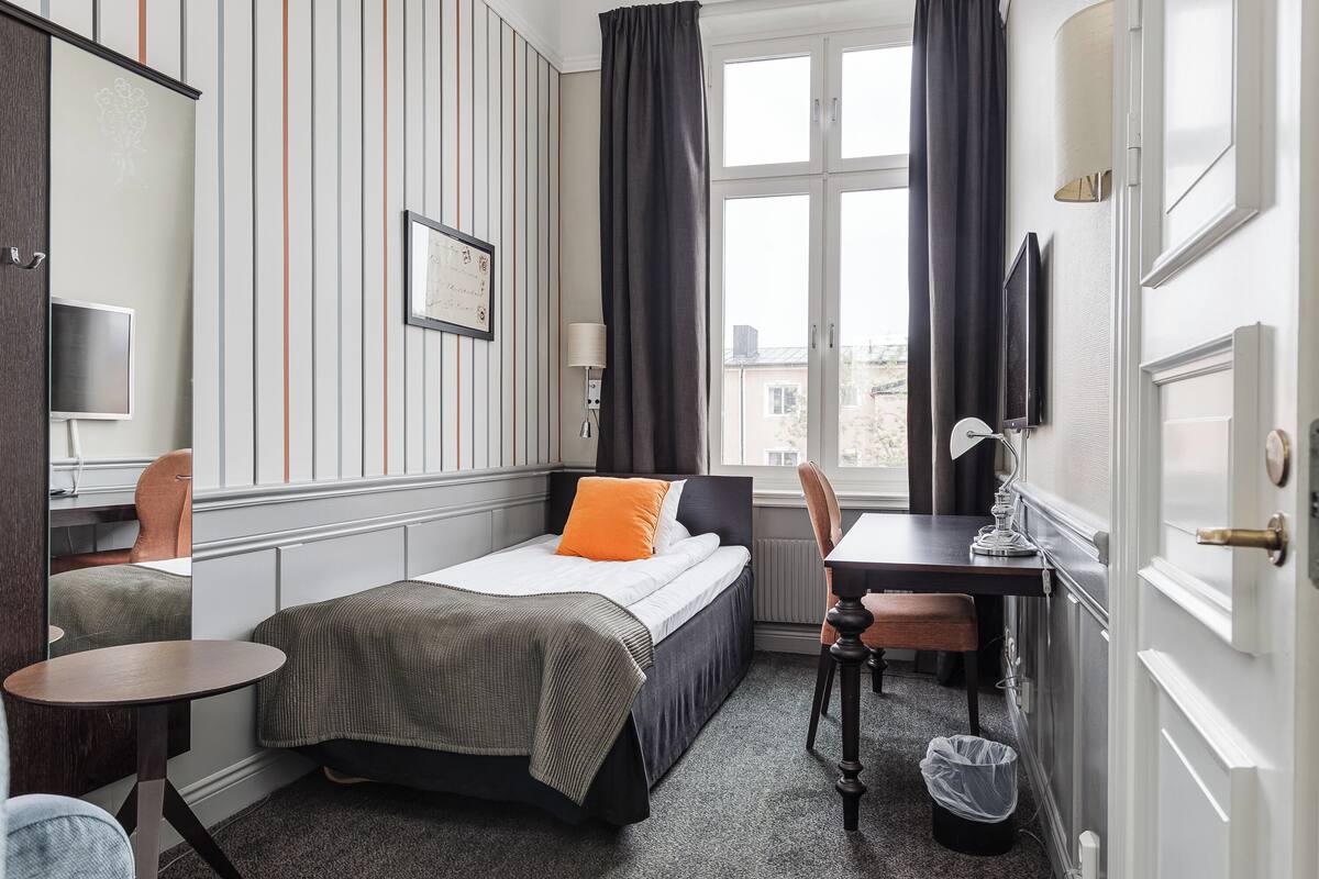 single room (compact) | desk, laptop workspace, iron/ironing board, wifi