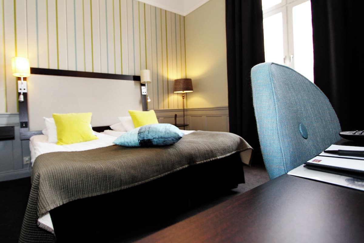 desk, laptop workspace, iron/ironing board, wifi