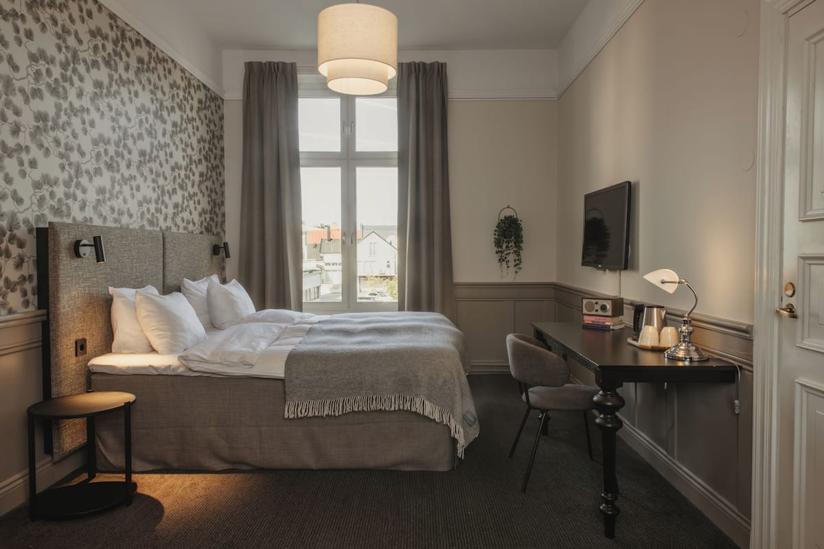 Standard Room, 2 Twin Beds | Desk, laptop workspace, iron/ironing board, WiFi