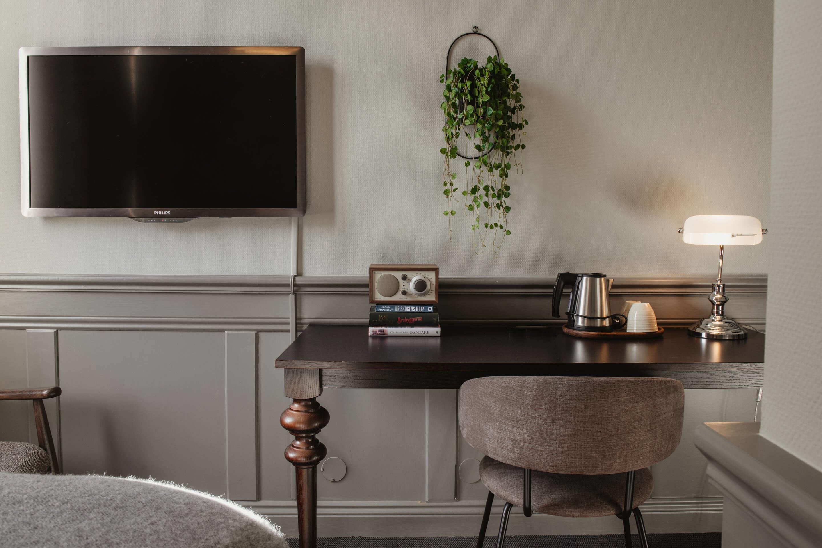 Double Room (Compact) | Meja, ruang kerja komputer riba, seterika/papan seterika, Wi-fi 