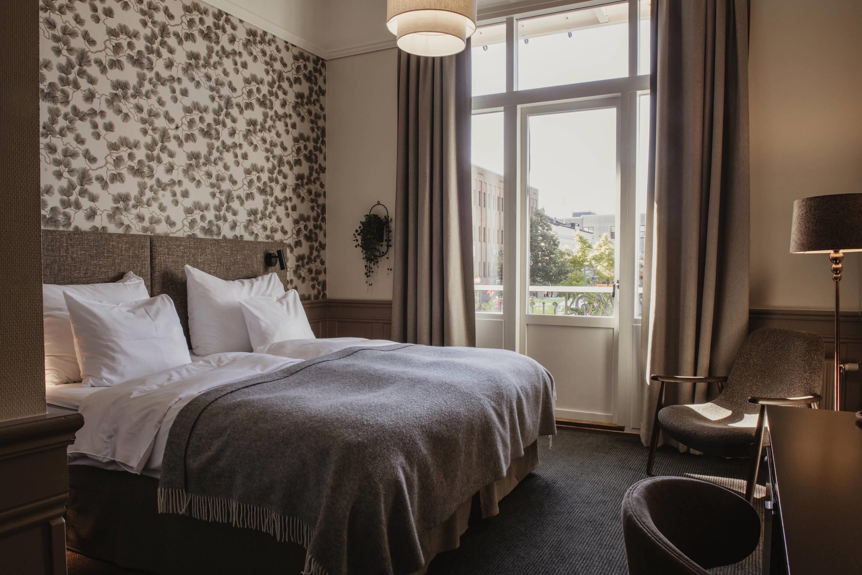 Escritorio y espacio para trabajar con laptop 