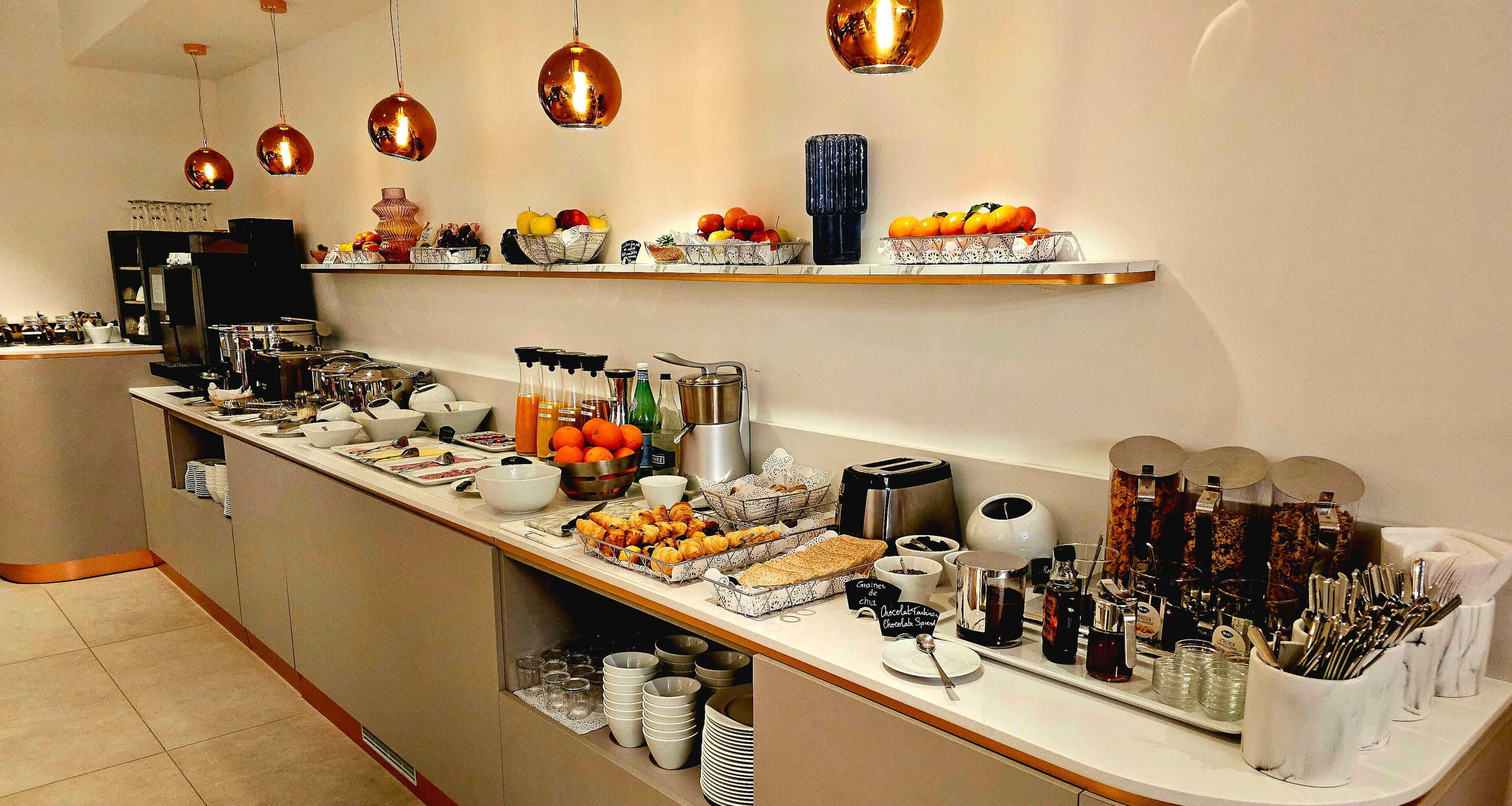 Daily cooked-to-order breakfast (CHF 13 per person)