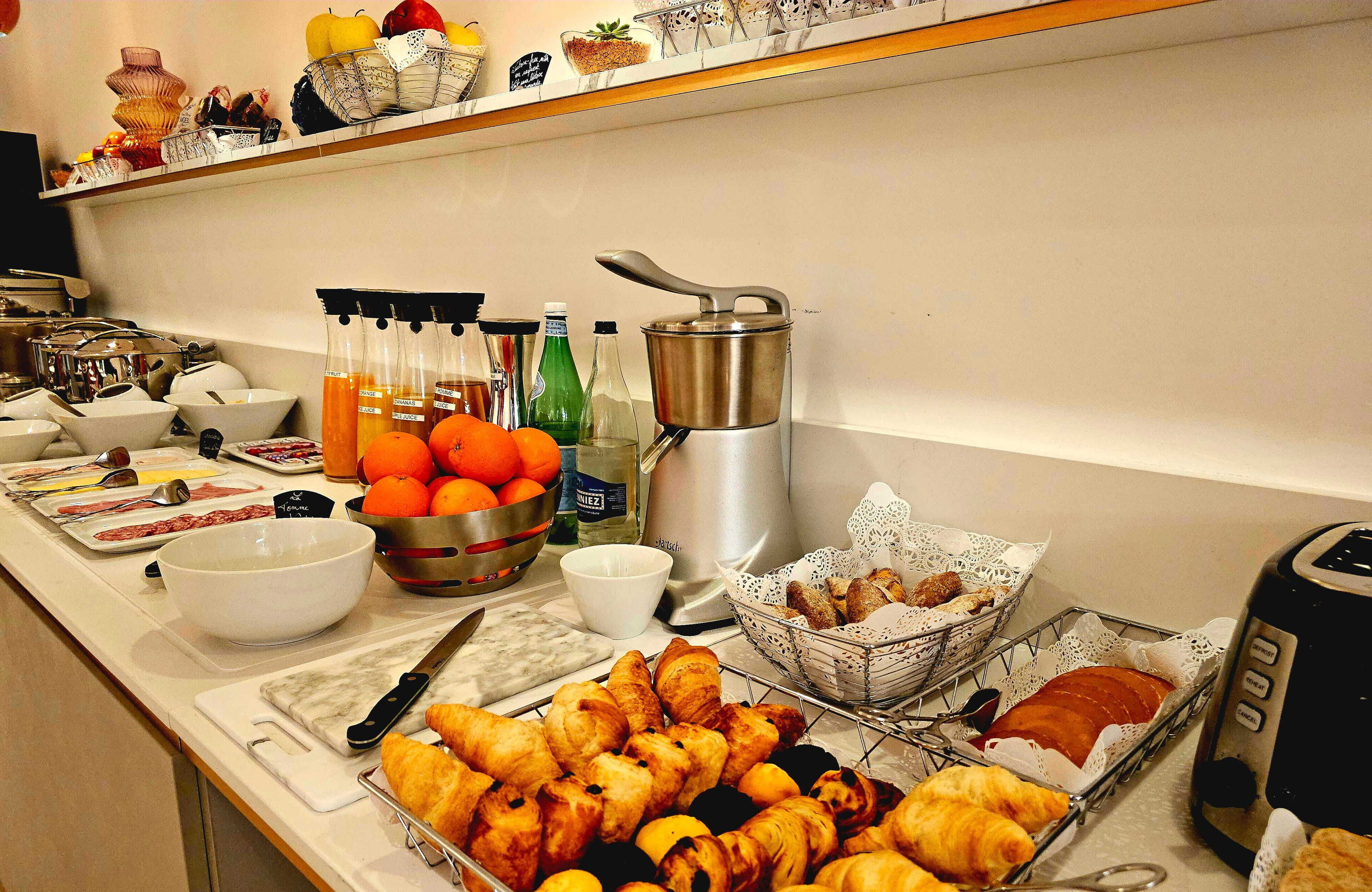 Daily cooked-to-order breakfast (CHF 13 per person)