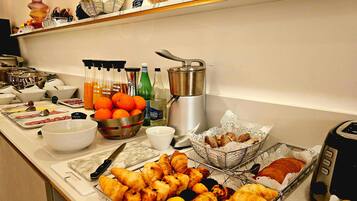 Daily cooked-to-order breakfast (CHF 13 per person)