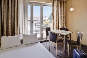 In-room safe, desk, soundproofing, iron/ironing board - Aparthotel Adagio Geneve Mont Blanc (Geneva)