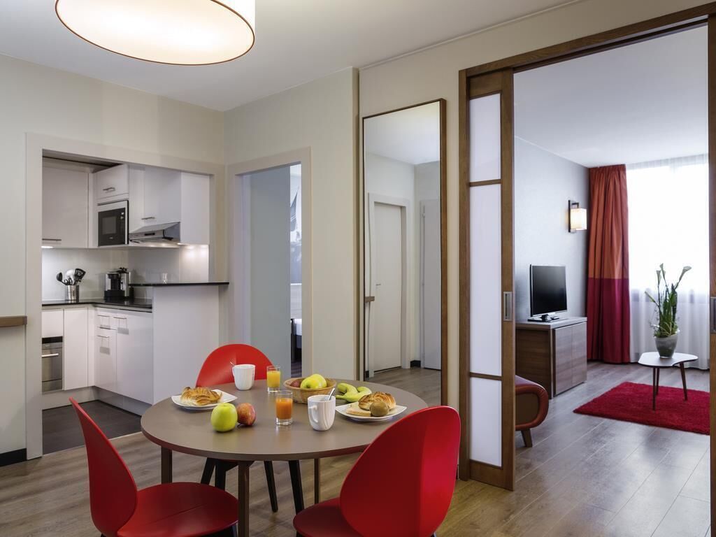 Apartment, 1 Bedroom | Peti besi dalam bilik, meja, kalis bunyi, seterika/papan seterika 