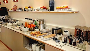 Un buffet proposant une variété de plats et de boissons.