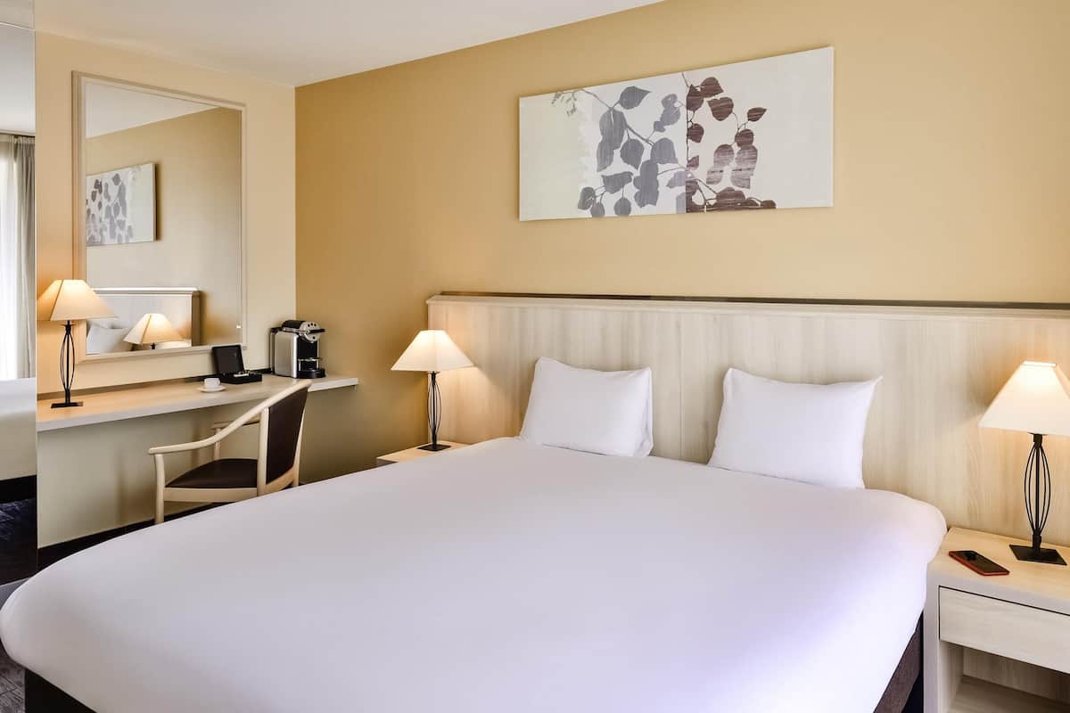 In-room safe, desk, soundproofing, iron/ironing board