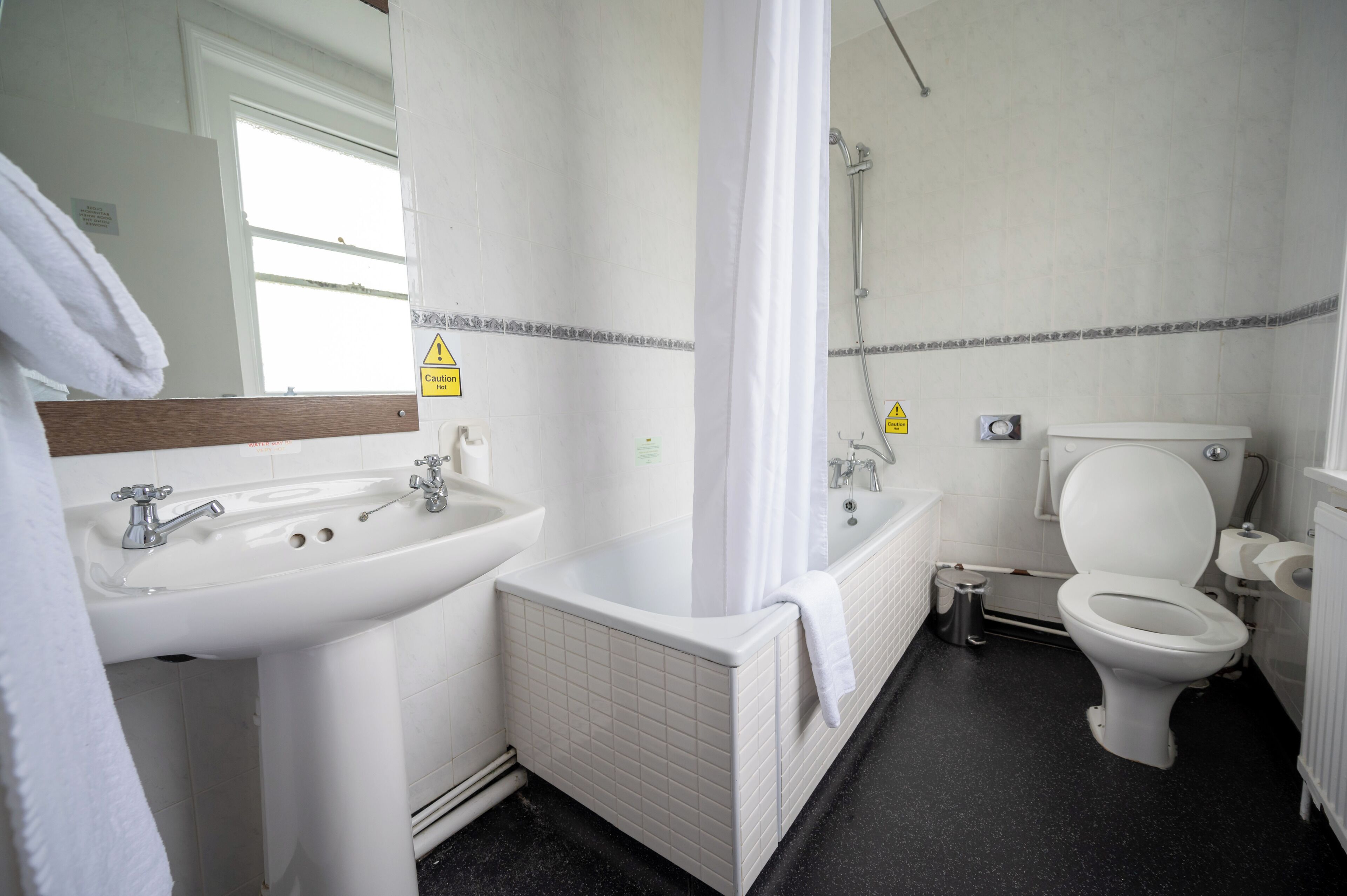 Un baño con lavamanos, bañera e inodoro.