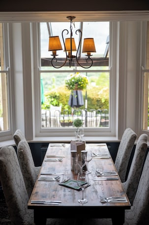 Breakfast, lunch, dinner served; British cuisine