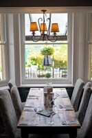 供应早餐、午餐和晚餐，英国菜