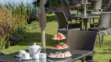 Se sirven desayunos, comidas, cenas y cocina británica