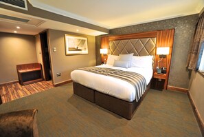 Ropa de cama de alta calidad y caja de seguridad en la habitación