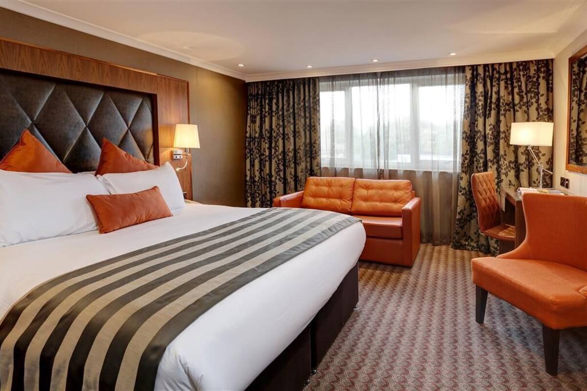 Premium bedding, in-room safe, desk, blackout drapes