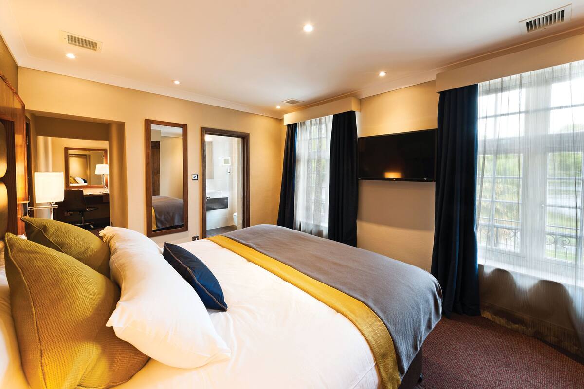 1 bedroom, premium bedding, in-room safe, desk