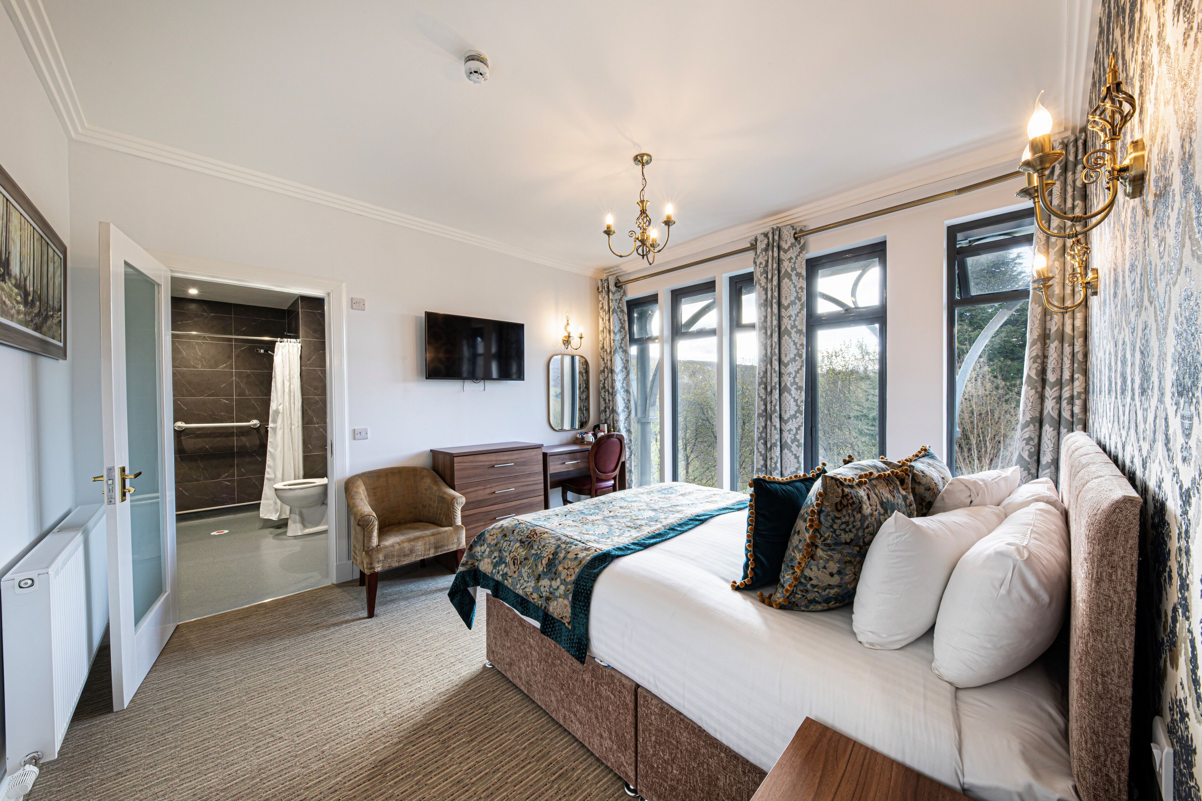 Classic Double or Twin Room | Pillow-top beds, desk, iron/ironing board, free WiFi