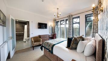 Classic Double or Twin Room | Pillow-top beds, desk, iron/ironing board, free WiFi