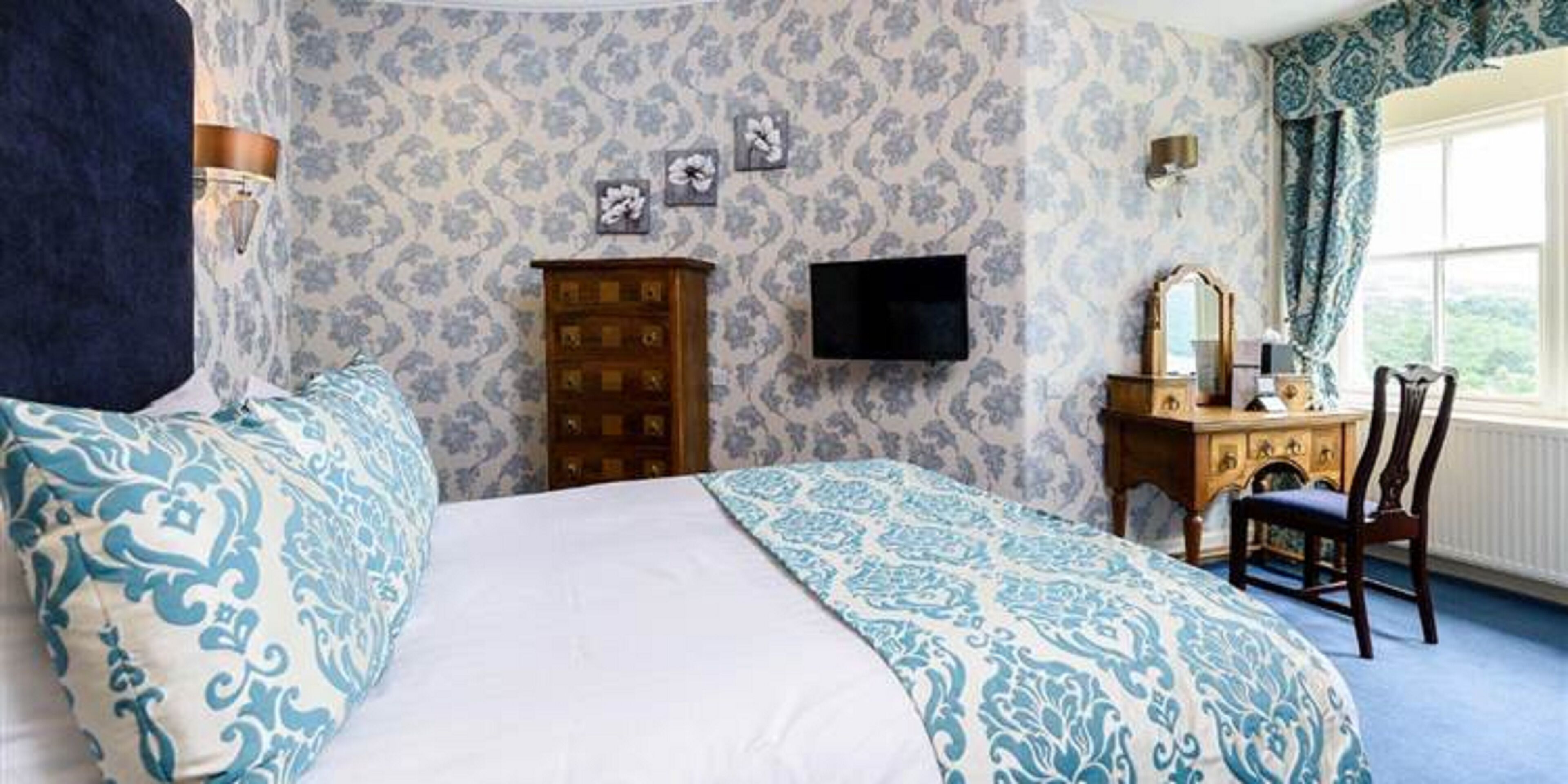 Turret Suite | Pillowtop beds, desk, iron/ironing board, free WiFi