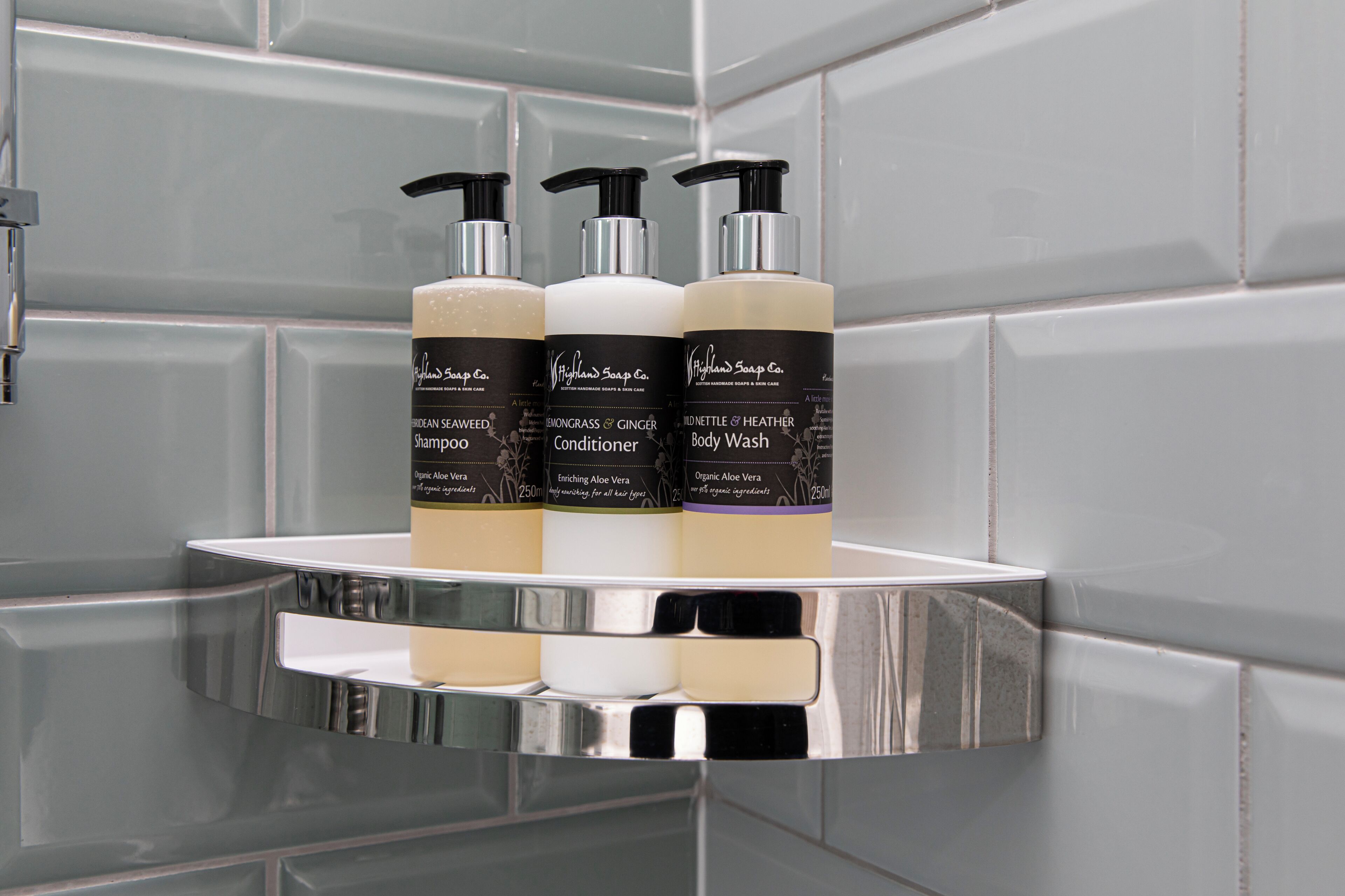 classic twin room | bathroom | combined shower/bathtub, free toiletries, hair dryer, towels