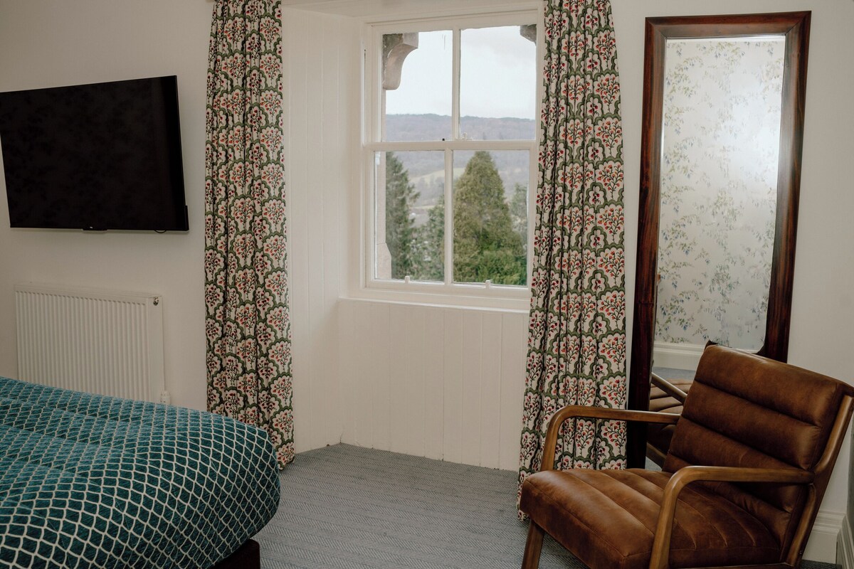 Junior Suite | Pillowtop beds, desk, iron/ironing board, WiFi (free)