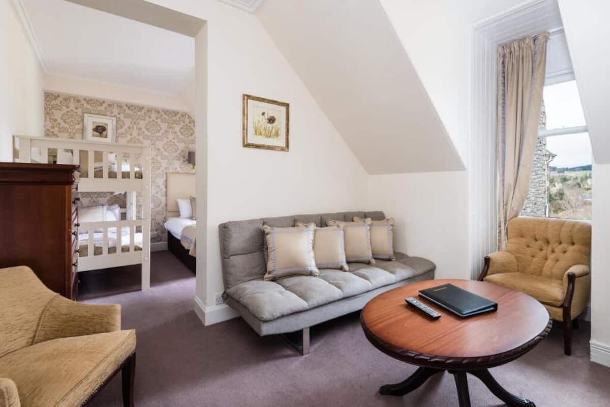 Chambre familiale (2 Adults + 1 Child) | 1 chambre, lit avec matelas à plateau-coussin, bureau