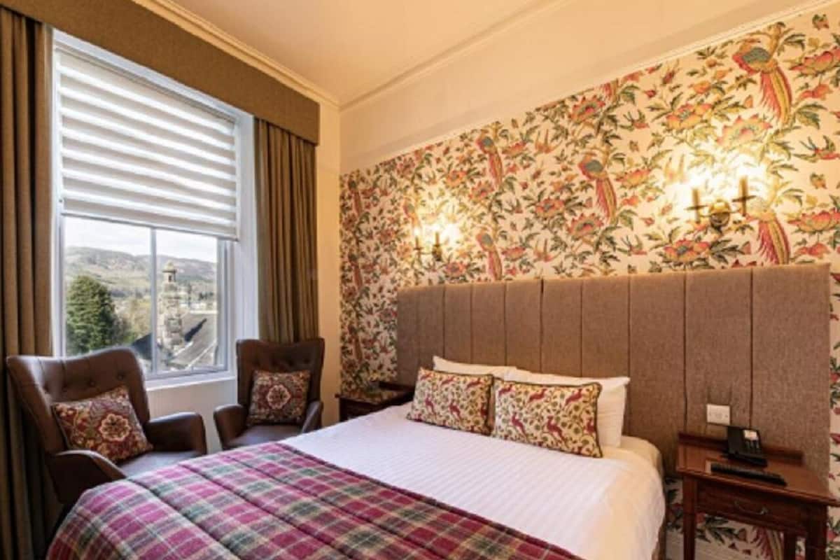 Cosy Double Room | Pillowtop beds, desk, iron/ironing board, free WiFi