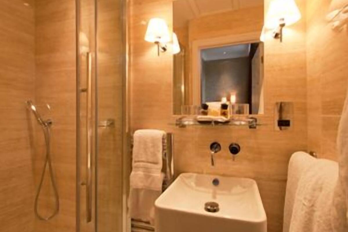 Bathroom sink
