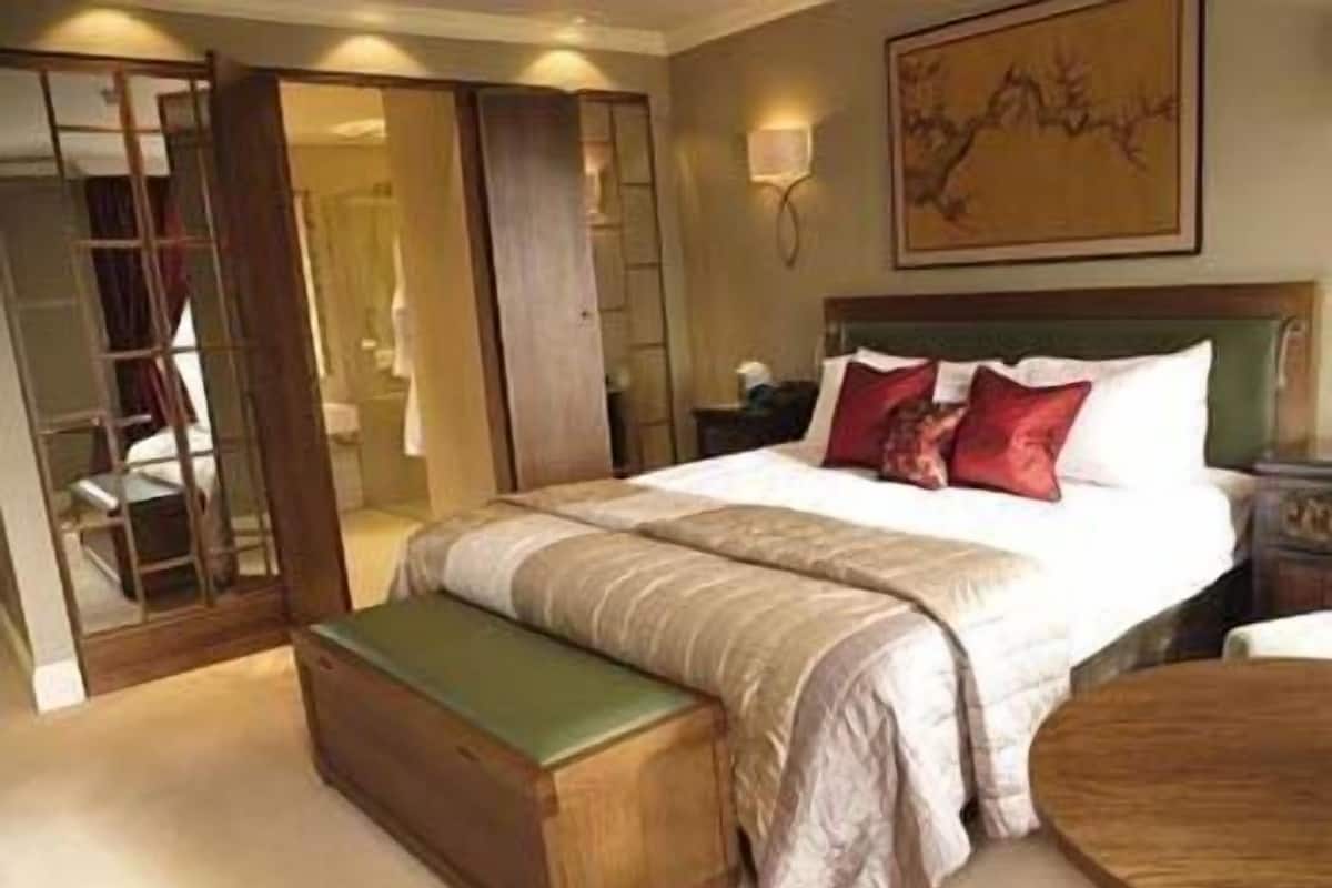 Luxury Double Room | Desk, iron/ironing board, cribs/infant beds, rollaway beds