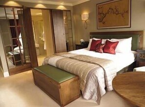 Luxury Double Room | Desk, iron/ironing board, cribs/infant beds, rollaway beds