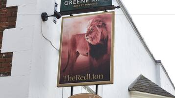 Señal de Greene King Bury St Edmunds con una imagen de un león y el nombre 'The Red Lion'.