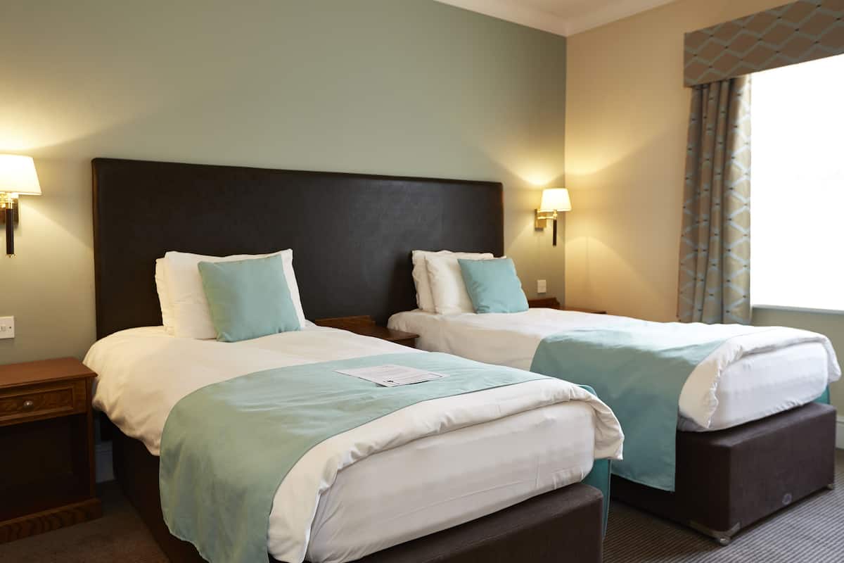 standard room, 2 single beds | in-room safe, desk, iron/ironing board, free wifi