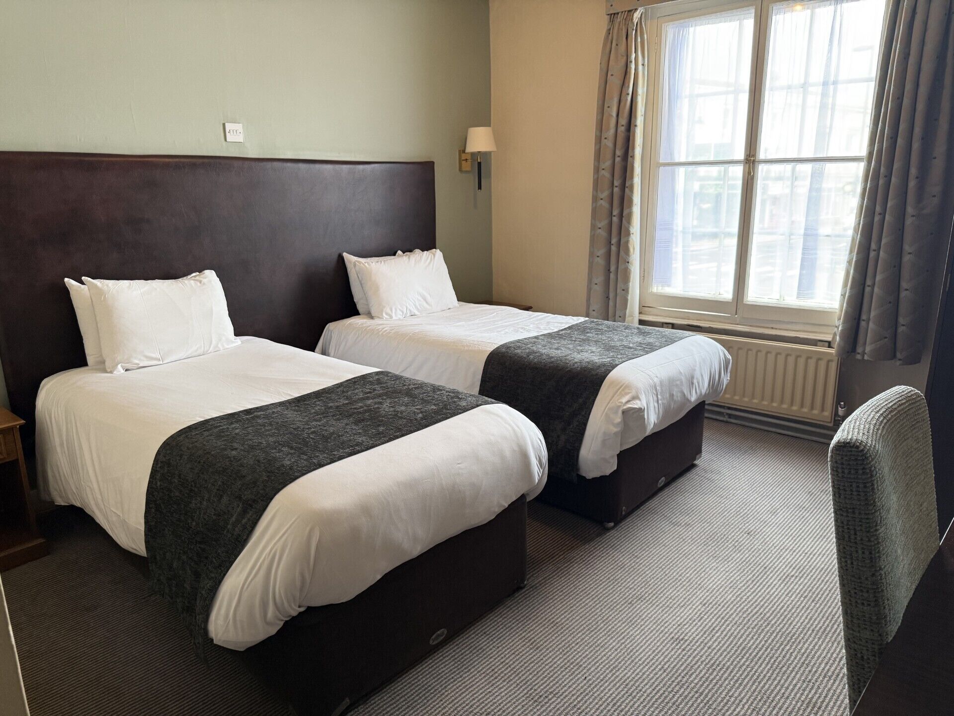 Zweibettzimmer | Zimmersafe, Schreibtisch, Bügeleisen/Bügelbrett, kostenloses WLAN