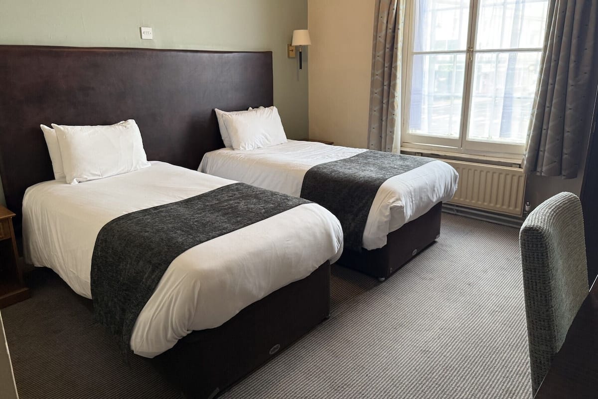 Zweibettzimmer | Zimmersafe, Schreibtisch, Bügeleisen/Bügelbrett, kostenloses WLAN