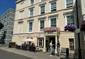 A hotel with a classic facade, outdoor seating, and a sign indicating a switch-off engine to reduce emissions. - Smart Hyde Park View - Hostel (London)