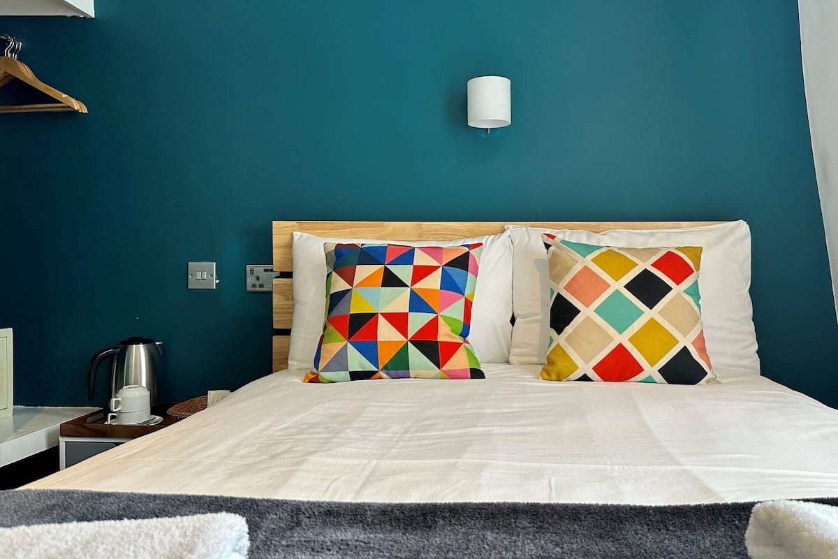 Private Double Room (Ensuite) | Iron/ironing board, free WiFi, bed sheets